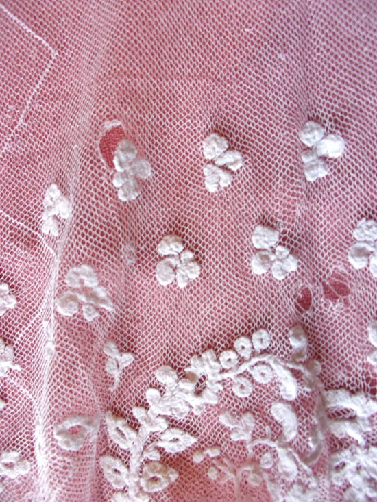 Nappe d'autel en toile et tulle brodé époque fin XIXe siècle