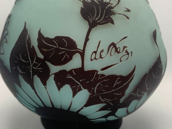 Devez, Vase Aux Fleurs Et Papillons