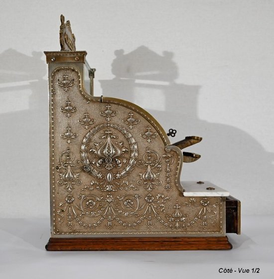 Petit modèle de caisse enregistreuse en Bronze ciselé, « National Cash Register Co.», modèle 312 – Début XXe