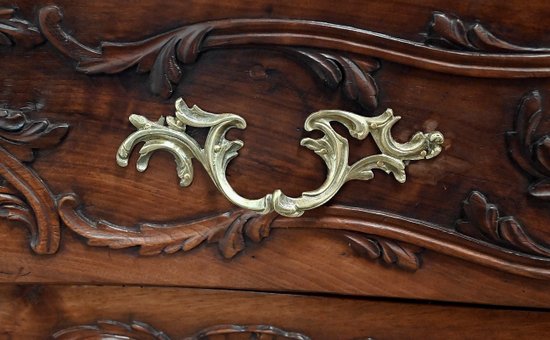 Nîmes walnut chest of drawers, Louis XV period - 18th century