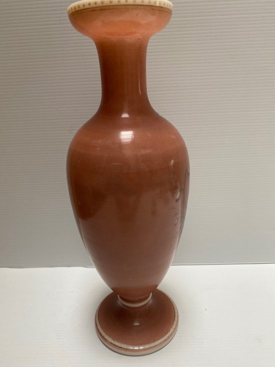 VASE OPALINE-KRISTALL EMAILLIERT