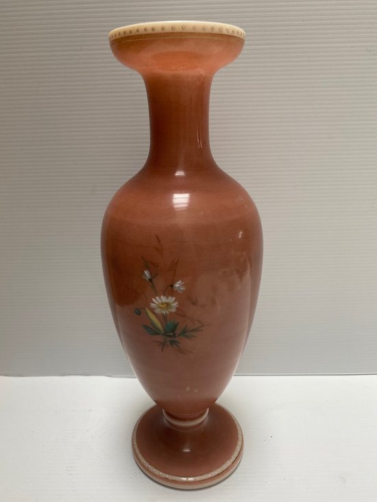 VASE OPALINE-KRISTALL EMAILLIERT