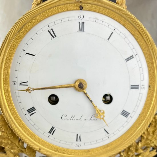 Portico-Uhr aus weißem Marmor, schwarzem Marmor und vergoldeter Bronze Louis XVI-Periode