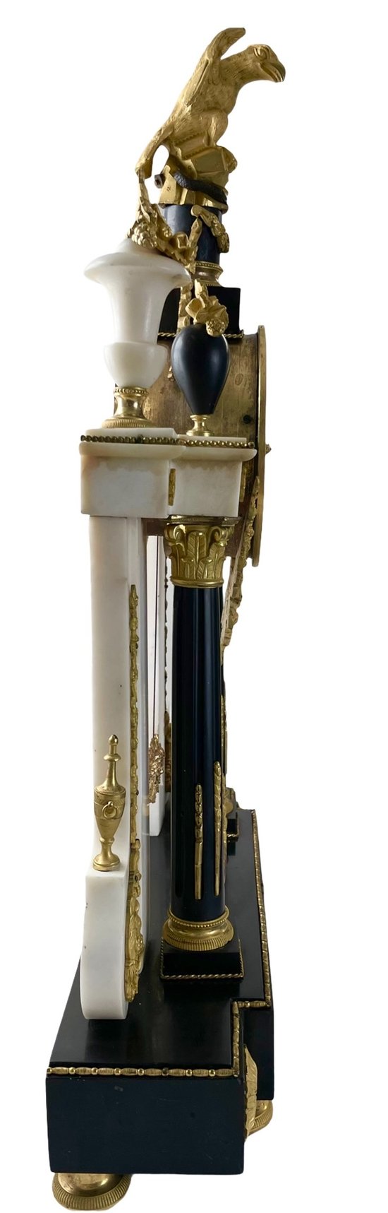 Portico-Uhr aus weißem Marmor, schwarzem Marmor und vergoldeter Bronze Louis XVI-Periode