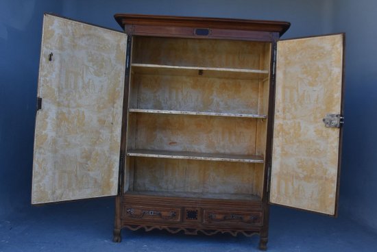             Louis XV Oak Regional Cupboard from the XVIIIth century