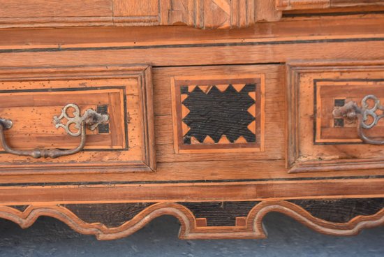             Louis XV Oak Regional Cupboard from the XVIIIth century