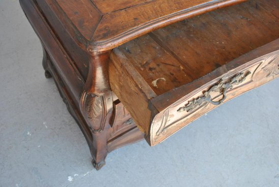 Chest of drawers in walnut from the XVIIIth century