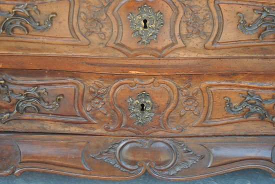 Chest of drawers in walnut from the XVIIIth century