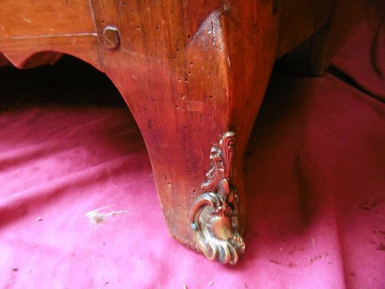 Louis XV period chest of drawers In walnut