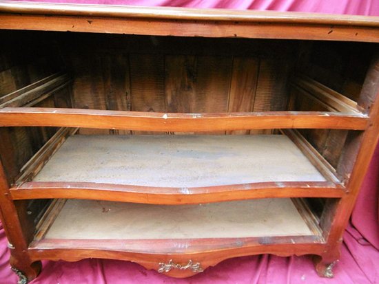 Louis XV period chest of drawers In walnut