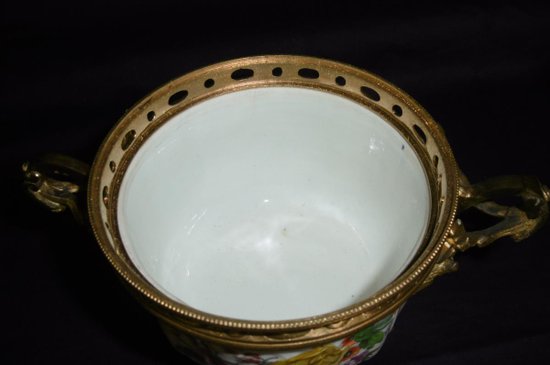 Vaso in porcellana montato in bronzo