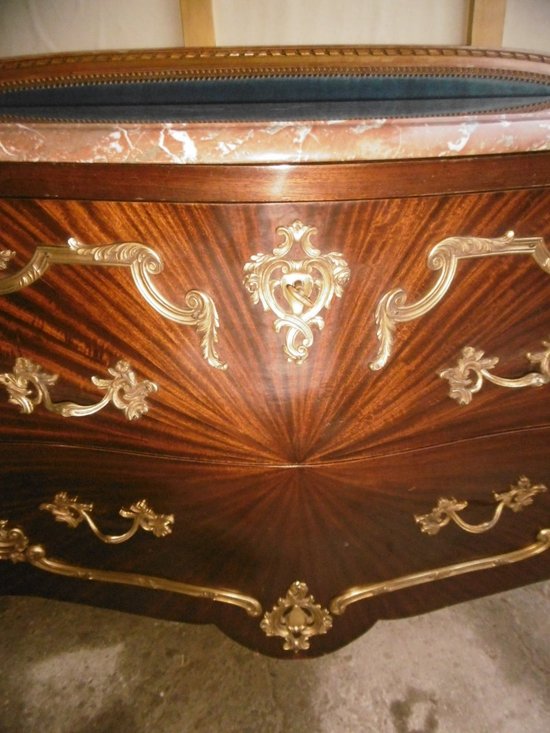 Louis XV Galbée chest of drawers