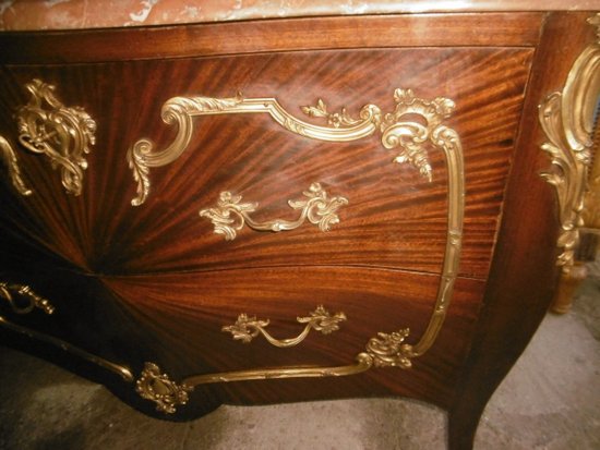 Louis XV Galbée chest of drawers