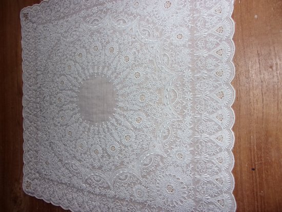 Mouchoir avec une extraordinaire broderie, époque XIXe siècle