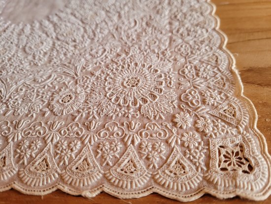 Mouchoir avec une extraordinaire broderie, époque XIXe siècle