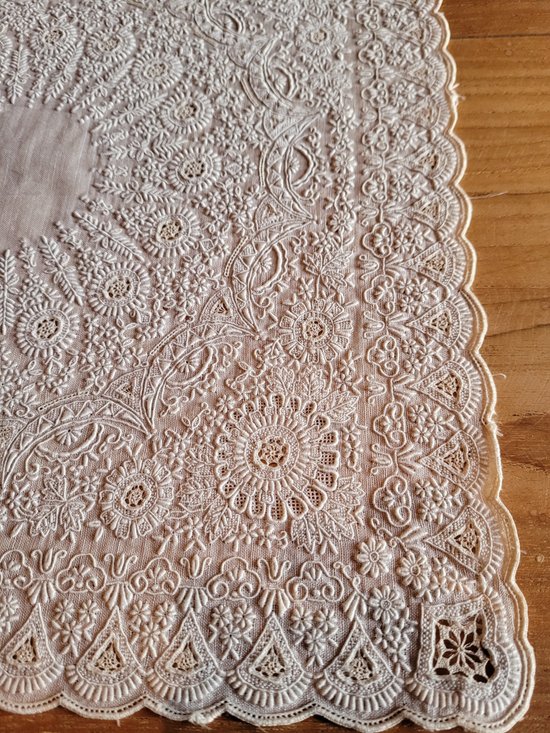 Mouchoir avec une extraordinaire broderie, époque XIXe siècle