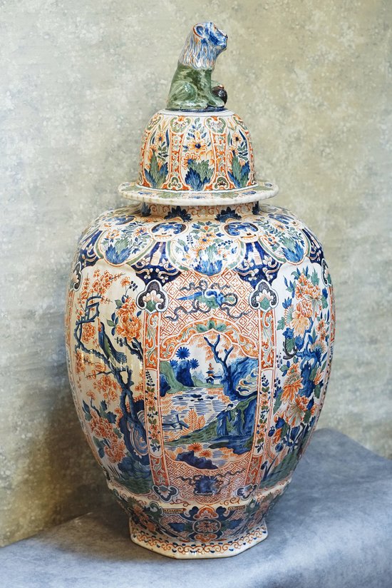 Large vase potiche of DELFT richly colored