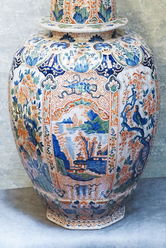 Large vase potiche of DELFT richly colored