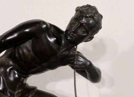 Importante scultura Spelter "The Fisherman", di J. De Roncourt, Art Deco - 1930