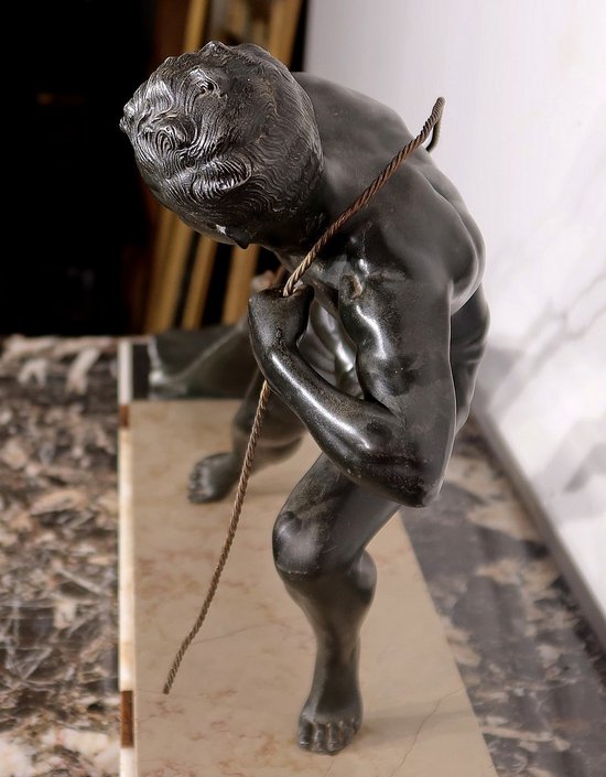 Importante scultura Spelter "The Fisherman", di J. De Roncourt, Art Deco - 1930