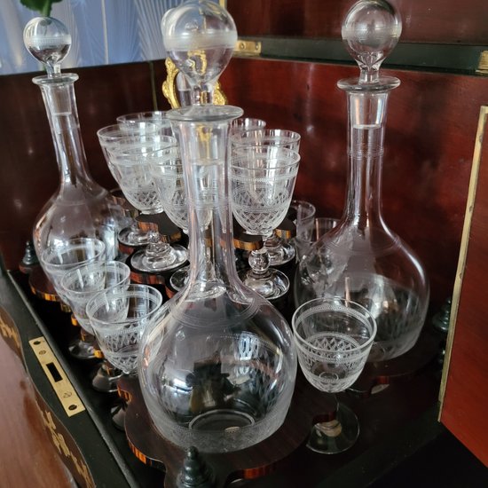 BACCARAT Cantina per liquori Napoleon 3 completa di intarsi Boulle, il suo cabaret, i suoi 16 bicchieri e 4 decanter in cristallo BACCARAT XIX Secolo