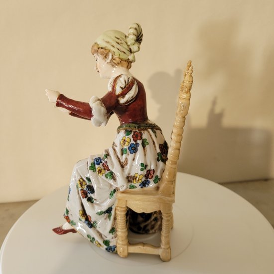 VOLKSTEDT - Germany German porcelain representing a seated lady knitting, from the late 19th century.