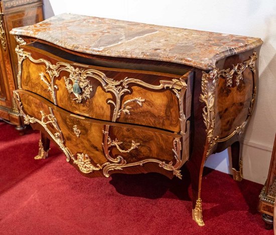 A beautiful Louis XV style chest of drawers