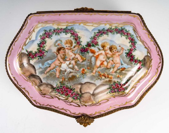 Schmuckschatulle Aus Rosa Porzellan Im Sèvres-Stil