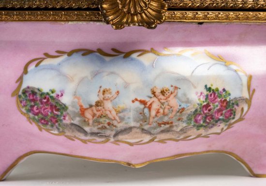 Schmuckschatulle Aus Rosa Porzellan Im Sèvres-Stil