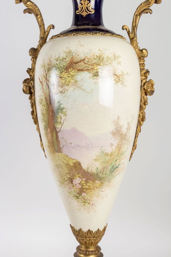 Paire De Très Beaux Vases En Porcelaine De Sèvres XIXème Siècle