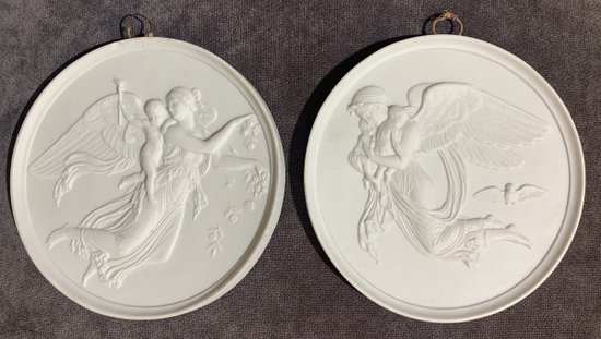 Coppia di piatti in porcellana biscuit in stile Art Nouveau