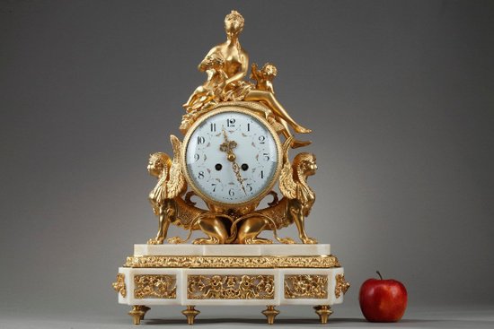 Pendule En Bronze Doré Et Marbre Blanc De Style Louis XVI