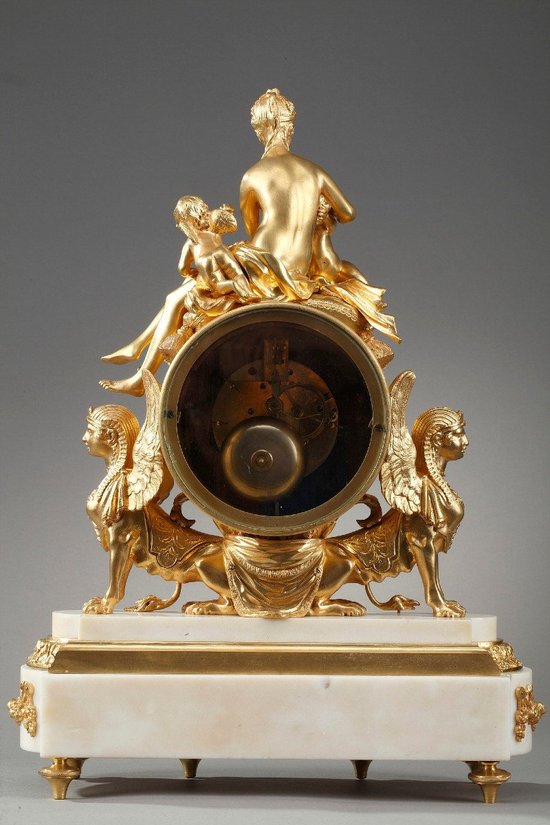 Pendule En Bronze Doré Et Marbre Blanc De Style Louis XVI