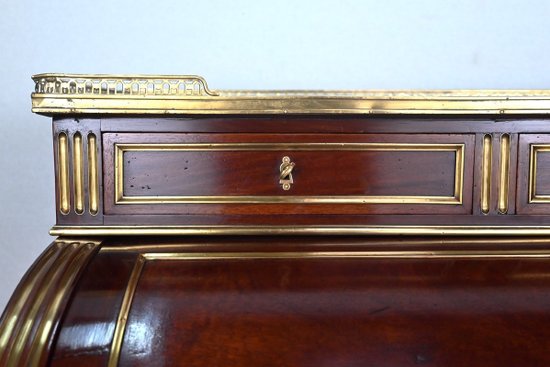 Important Mahogany Cylinder Desk, Louis XVI style, Napoleon III period - 2nd half of the 19th century