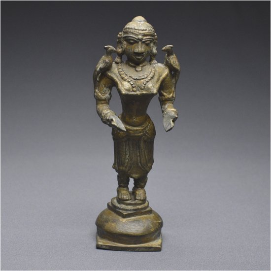 India, XIX secolo, lampada a olio da cerimonia in bronzo raffigurante Lakshmi