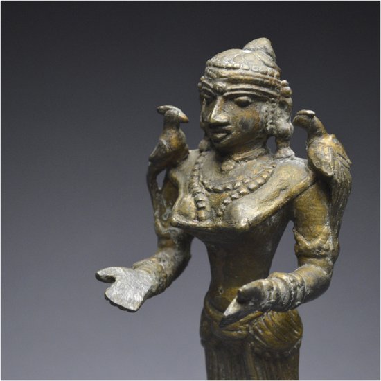 India, XIX secolo, lampada a olio da cerimonia in bronzo raffigurante Lakshmi