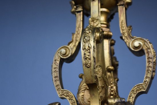             Magnifico lampadario Luigi XIV Napoleone III con teste in bronzo dorato