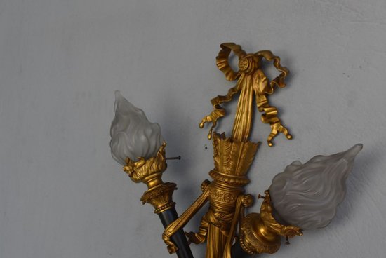             Pair of Bronze Wall Lights Louis XVI style