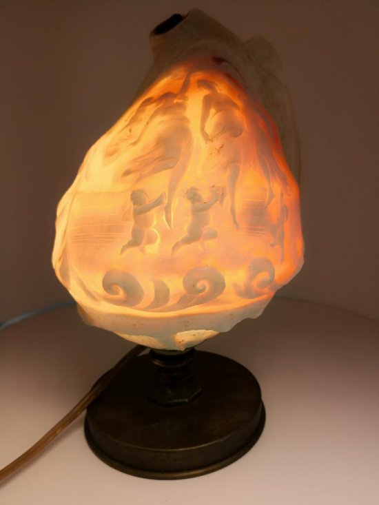             Lampe in Cameo-Schale auf Bronzesockel geschnitzt