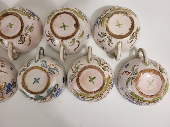 9 tasses en faïence de Moustiers Ferrat XVIIIème