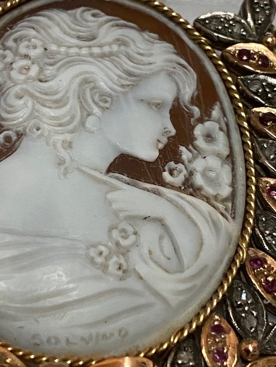 GOLD AND SILVER CAMEO BROOCH