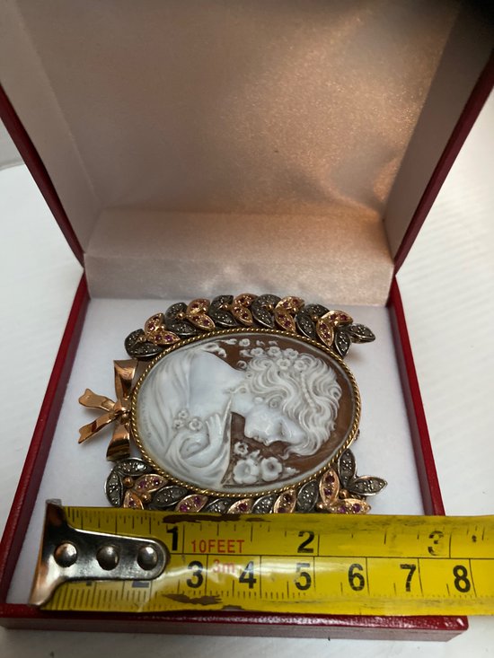 GOLD AND SILVER CAMEO BROOCH