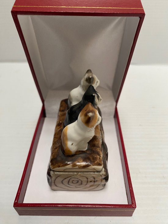 SMALL PORCELAIN BOX