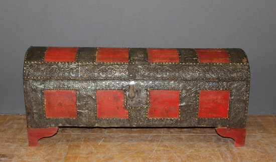 Chest In Hammered Iron And Fir Early 18th Century