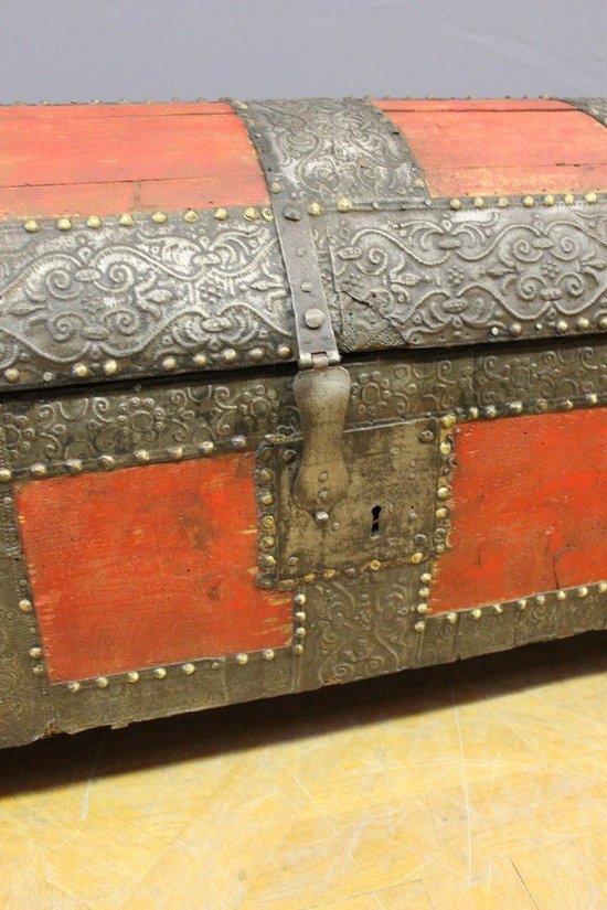 Chest In Hammered Iron And Fir Early 18th Century