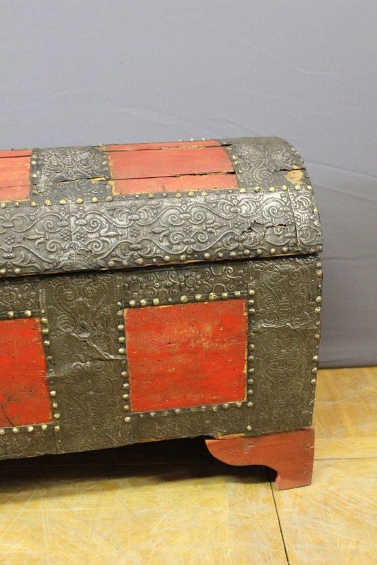 Chest In Hammered Iron And Fir Early 18th Century