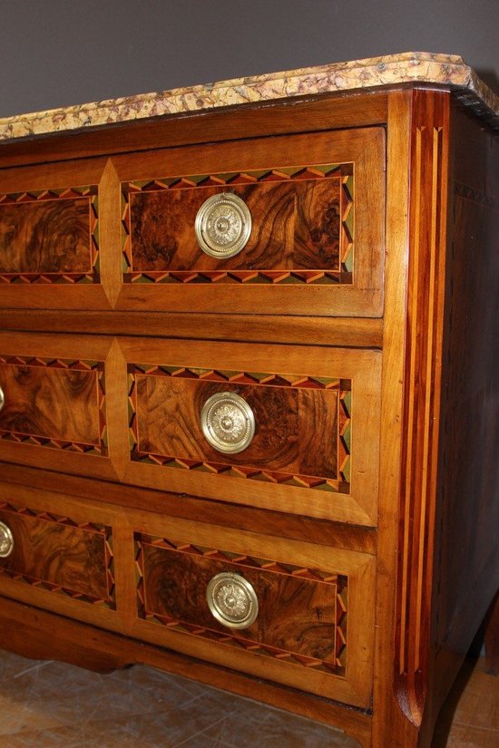 Commode d'époque Louis XVI En Noyer Et  Marqueterie Vers 1780