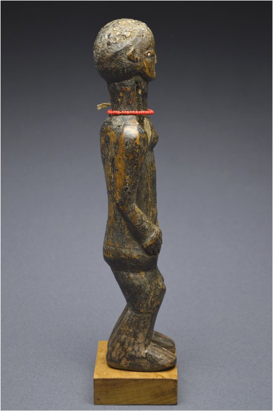 Tanzanie, Peuple Nyamwezi, Première moitié du XXème siècle, Ancienne statuette anthropomorphe à patine profonde