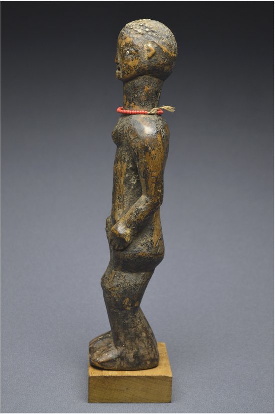 Tanzanie, Peuple Nyamwezi, Première moitié du XXème siècle, Ancienne statuette anthropomorphe à patine profonde