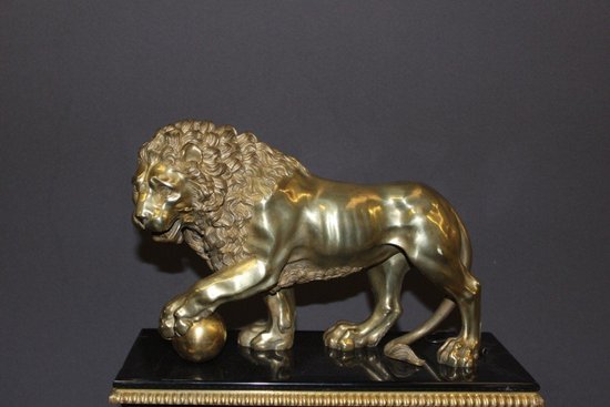 Pendule d'époque Restauration Au Lion De Venise En Marbre Et Bronze Doré